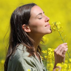 stadler-form-blog-humidity-olfactory-perception-woman-smells-flowers